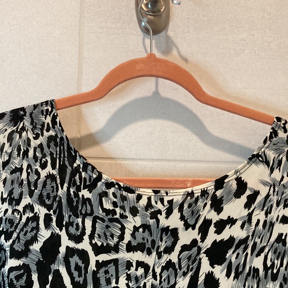 Isabella Rodriguez Leopard Print Top - Picture 5 of 7